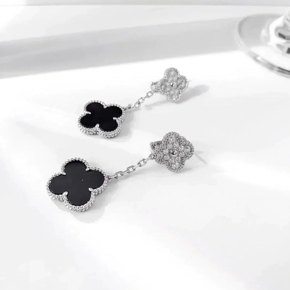 VCA CLOVER 2 MOTIFS DIAMOND ONYX EARRINGS SILVER